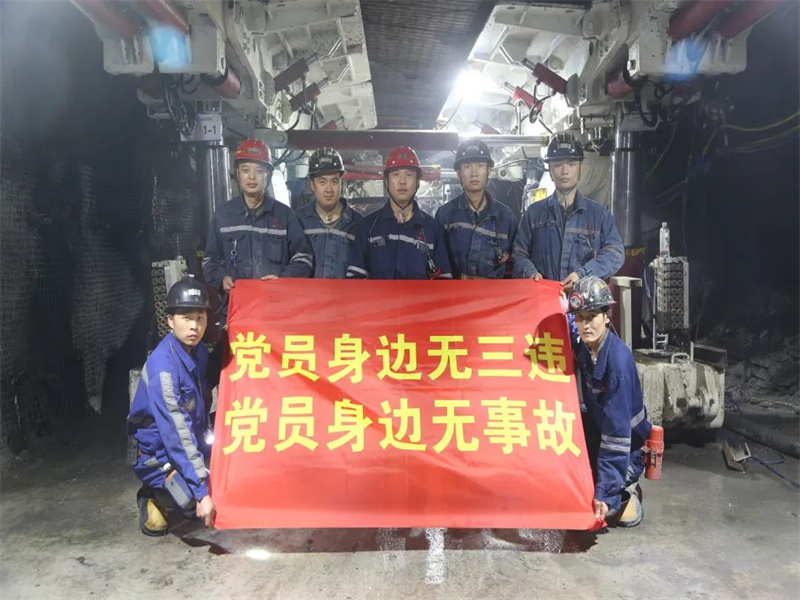 中能袁大灘煤礦：班組青春彩繪板 畫出五彩斑斕的“黑”.jpg